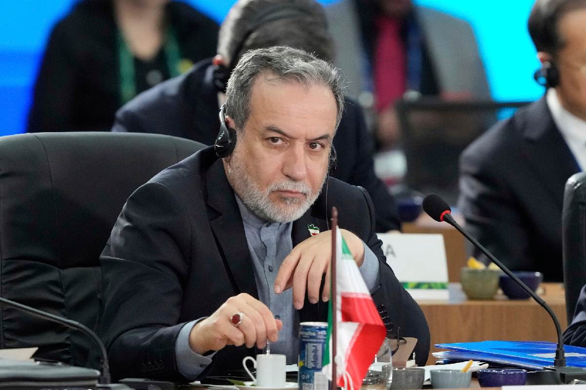 عباس عراقچی، وزیر امور خارجه ایران، اعلام کرد تهران هر پیشنهادی از سوی آمریکا درباره پرونده هستهای را بررسی خواهد کرد، به شرطی که این پیشنهاد «منصفانه و متوازن» باشد.