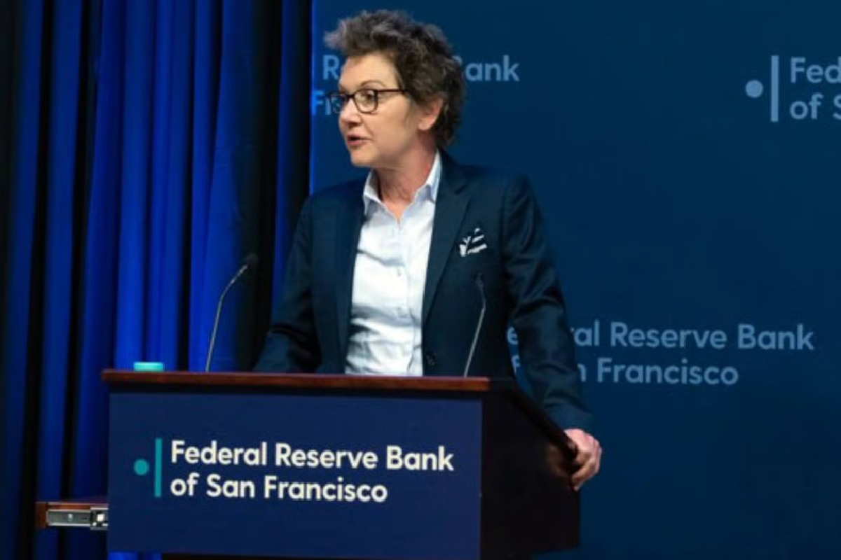 مری دالی (Mary Daly)، رئیس بانک فدرال رزرو سانفرانسیسکو (San Francisco Federal Reserve Bank)، اعلام کرد کند شدن رشد اشتغال در آمریکا بیشتر ناشی از کاهش تقاضای نیروی کار است تا محدودیتهای ناشی از سیاستهای مهاجرتی.